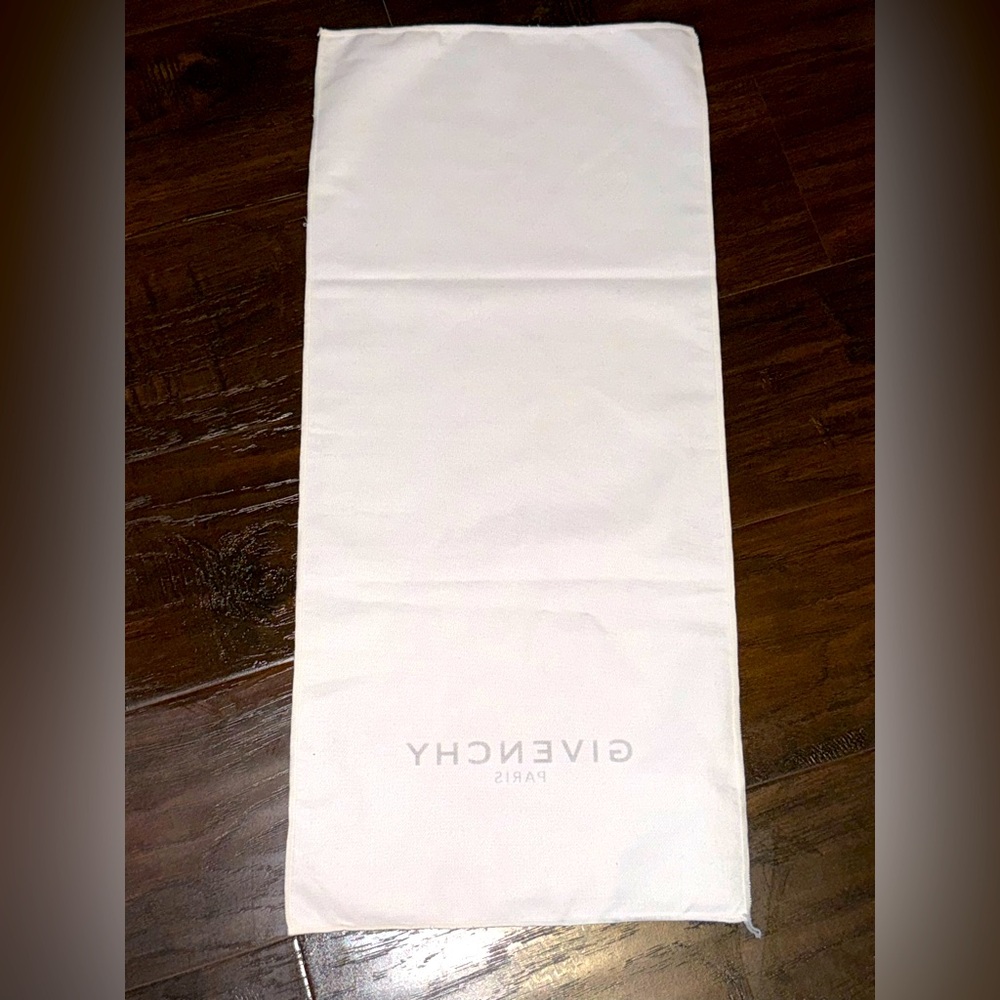 💟 Authentic Givenchy Short Table Runner - Picture 3 of 3
